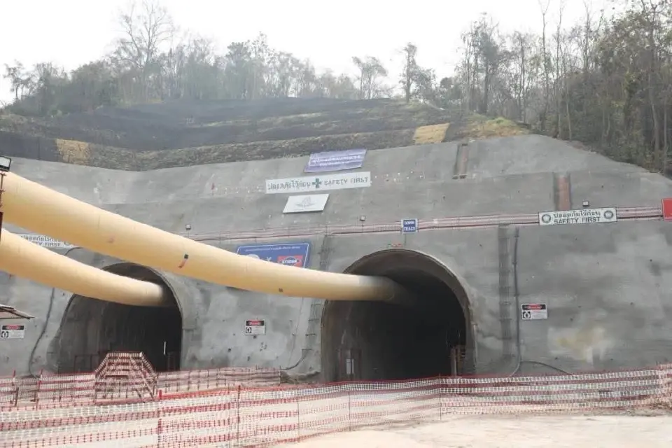 อุโมงค์รถไฟดอยหลวง จ.เชียงราย ซึ่งเป็นพื้นที่ก่อสร้าง โครงการรถไฟสายใหม่เด่นชัย -เชียงราย- เชียงของ ของการรถไฟแห่งประเทศไทย (รฟท.)