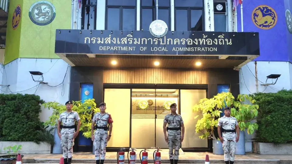 สมาชิก อส. กองร้อยปฏิบัติการพิเศษที่ 1 (กระทรวงมหาดไทย) 4 นาย พร้อมอุปกรณ์เผชิญเหตุ ประจำการรักษาความปลอดภัย หน้ากรมส่งเสริมการปกครองท้องถิ่น (สถ.) ตามคำสั่งปลัด มท. “อรรษิษฐ์” 27 มิ.ย. 69