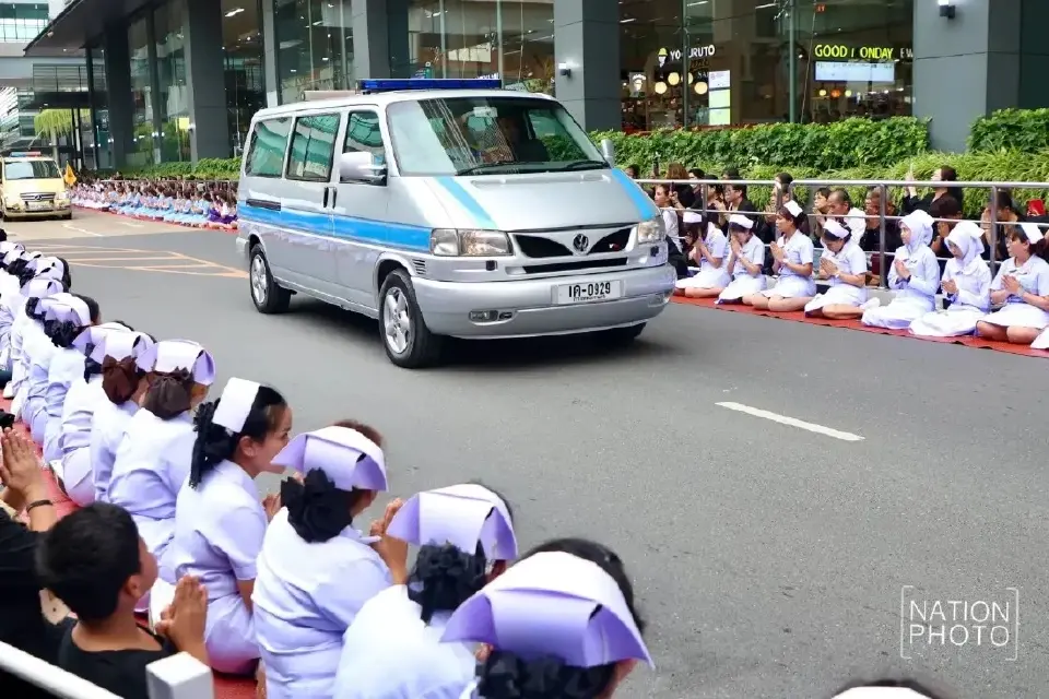 รถตู้ “เจมส์ บอนด์”  ราชพาหนะเคลื่อนพระศพ “เจ้าฟ้าพัชรกิติยาภาฯ" สู่พระบรมมหาราชวัง 