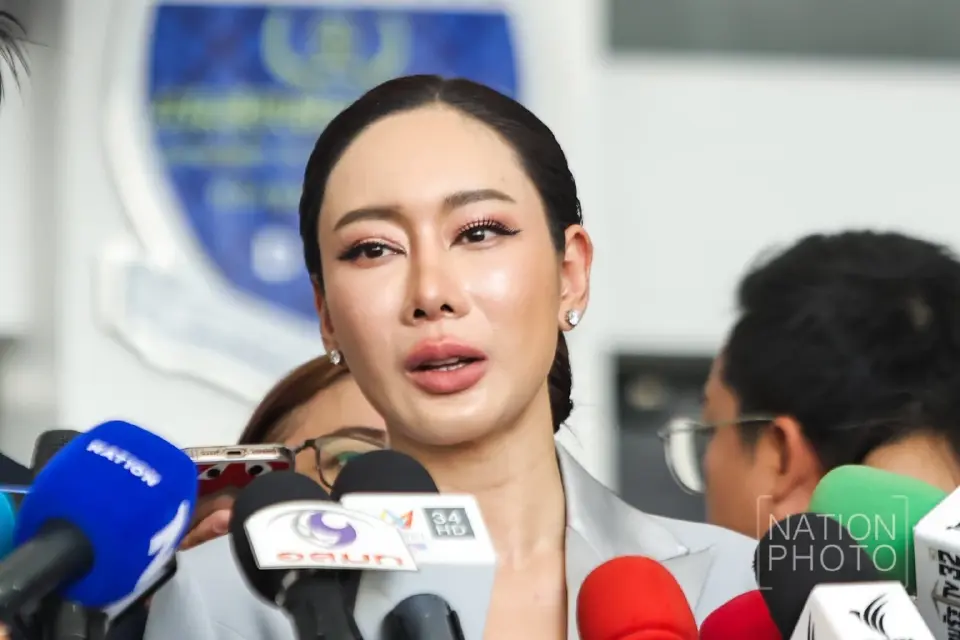 นางสาวฏีร์ญาภา วิจิตรมณีวัชร์ หรือน้ำเพชร ผู้เสียหายคดี Forex เถื่อน ให้ข้อมูลต่อสื่อมวลชนหน้า DSI