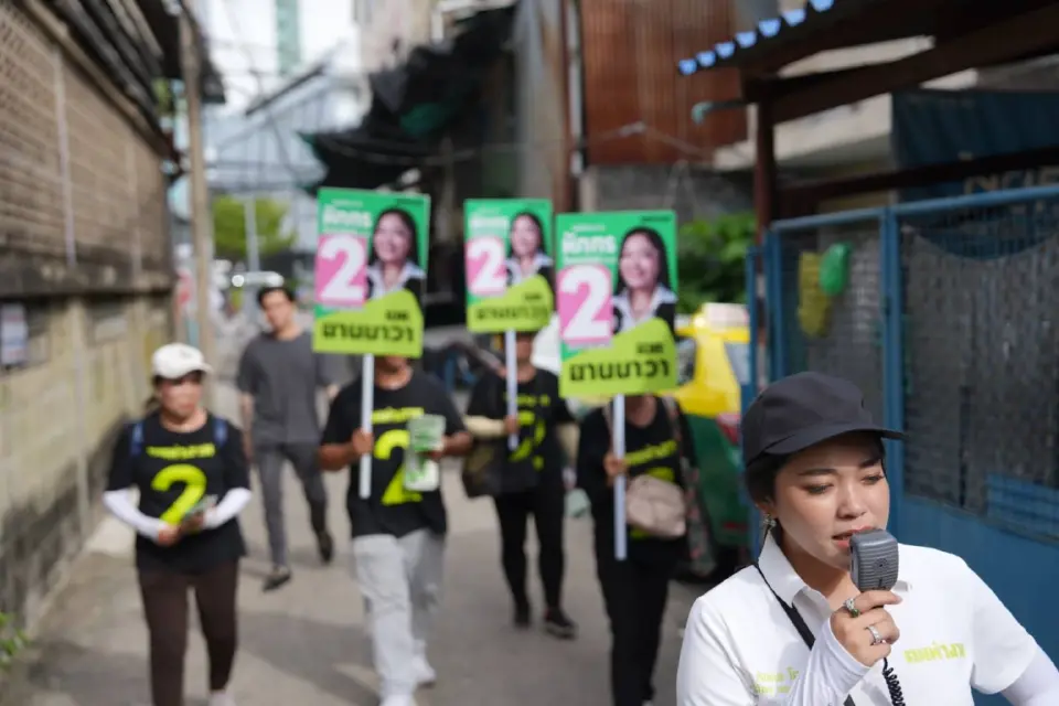 ทีมหาเสียง "ไอซ์" หัทกร แจกแผ่นพับและพูดคุยกับประชาชนริมถนน มุ่งสื่อสารนโยบายตรงถึงมือชาวบ้าน