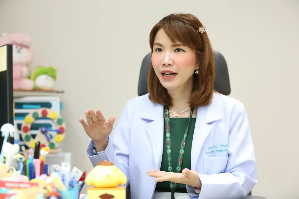พญ.ปรานี ปวีณชนา จิตแพทย์เด็กและวัยรุ่น โรงพยาบาลพระรามเก้า กำลังอธิบายถึงอิทธิพลของโซเซียลมีเดียที่ส่งผลต่อสุขภาพจิต