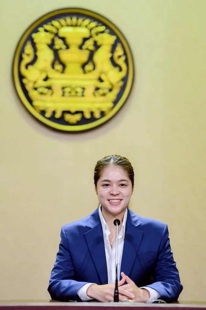 นางสาวพลอยทะเล ลักษมีแสงจันทร์ รองโฆษกประจำสำนักนายกรัฐมนตรี