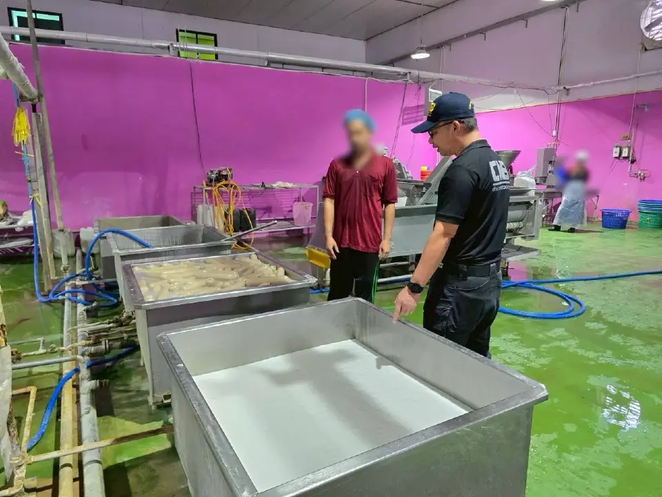 บุกโรงงานเถื่อนผลิต 'หมูยอ-ลูกชิ้น' ไร้ อย. ส่งขายทั่วประเทศ