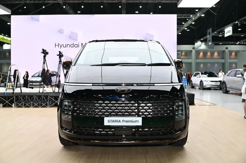 Hyundai STARIA รุ่นเครื่องยนต์ดีเซล รุ่น Premium ตอบโจทย์ลูกค้าที่ต้องการความสะดวกสบายและความพรีเมียมในระดับสูงสุด 