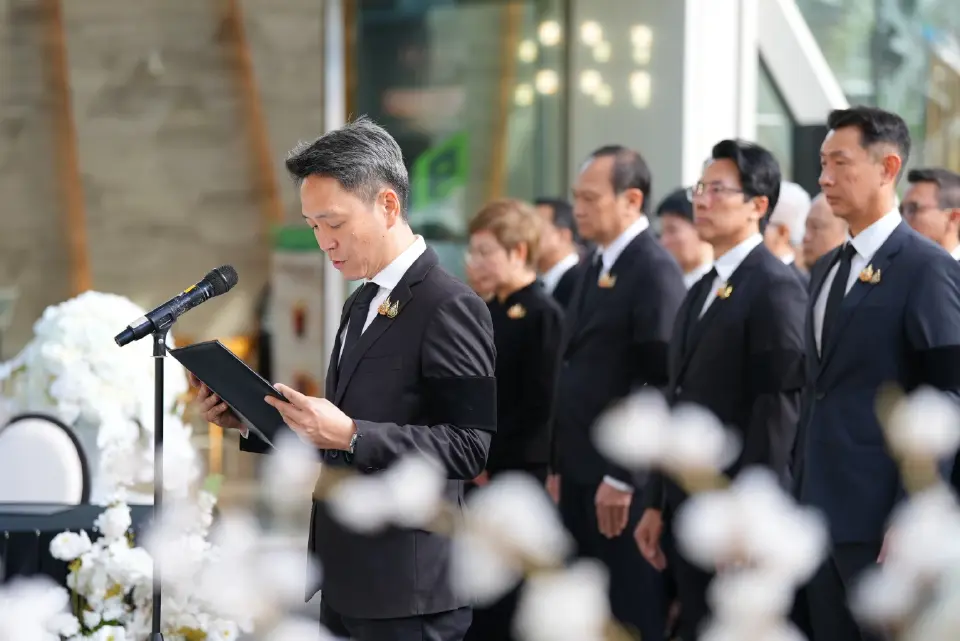 นายปรัธนา ลีลพนัง ประธานเจ้าหน้าที่บริหาร AIS แสดงความอาลัย น้อมสำนึกในพระกรุณาธิคุณอันหาที่สุดมิได้ เบื้องหน้าพระรูป สมเด็จพระเจ้าลูกเธอ เจ้าฟ้าพัชรกิติยาภา นเรนทิราเทพยวดี กรมหลวงราชสาริณีสิริพัชร มหาวัชรราชธิดา 