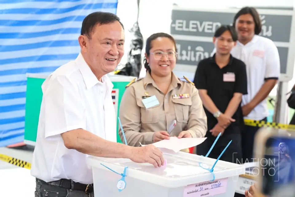 นายทักษิณ ชินวัตร อดีตนายกรัฐมนตรี เดินทางมาใช้สิทธิเลือกตั้งผู้ว่าราชการกรุงเทพมหานครและสมาชิกสภากรุงเทพมหานคร (ส.ก.)