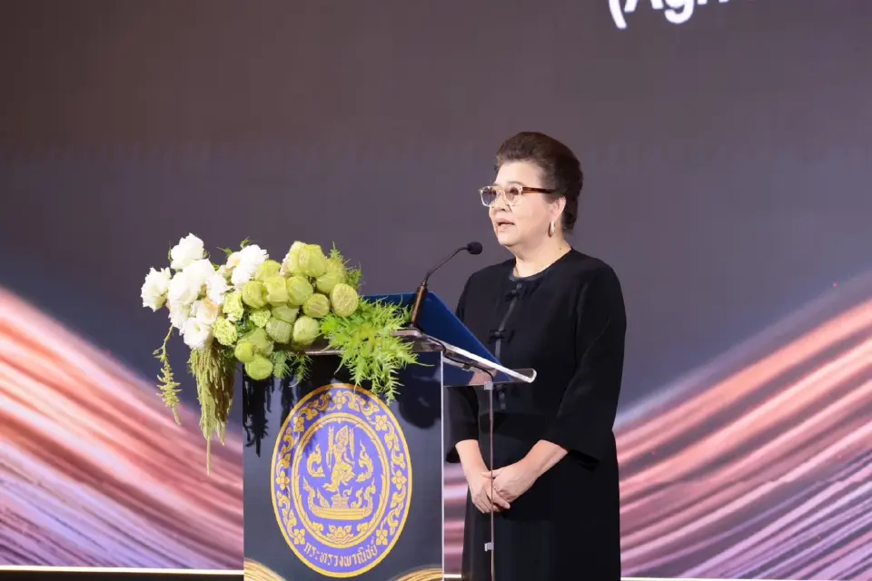 นางสาวบรรจงจิตต์ อังศุสิงห์ ที่ปรึกษารัฐมนตรีว่าการกระทรวงพาณิชย์ ขึ้นกล่าวบน เวที Agri Plus Award 