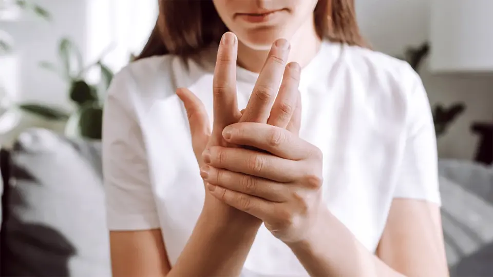 อาการ “ชา” ที่มือหรือปลายมือปลายเท้า บ่งบอกอาการป่วย ว่าเป็นโรคอะไร 