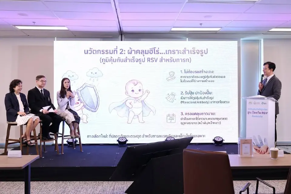 แพทย์กำลังอธิบายถึงวิธีการสร้างภูมิคุ้มกัน ป้องกัน RSV