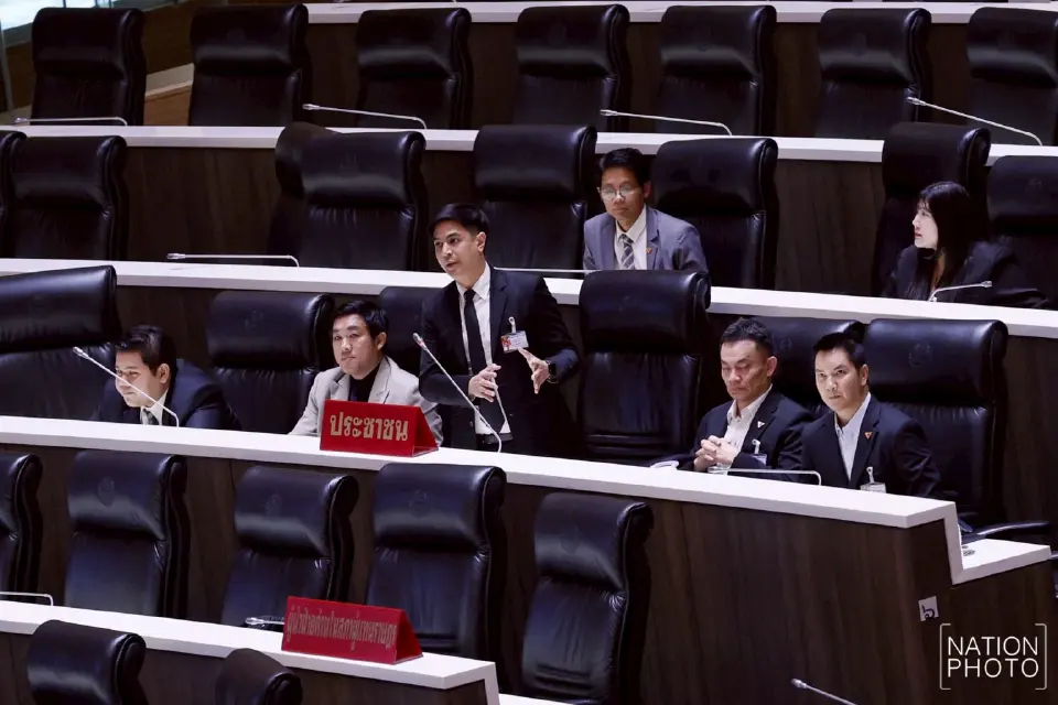 นายพริษฐ์ วัชรสินธุ สส.บัญชีรายชื่อ พรรคประชาชน อภิปราย ชี้ให้เห็นถึงความผิดปกติในงบประมาณด้านการศึกษา 