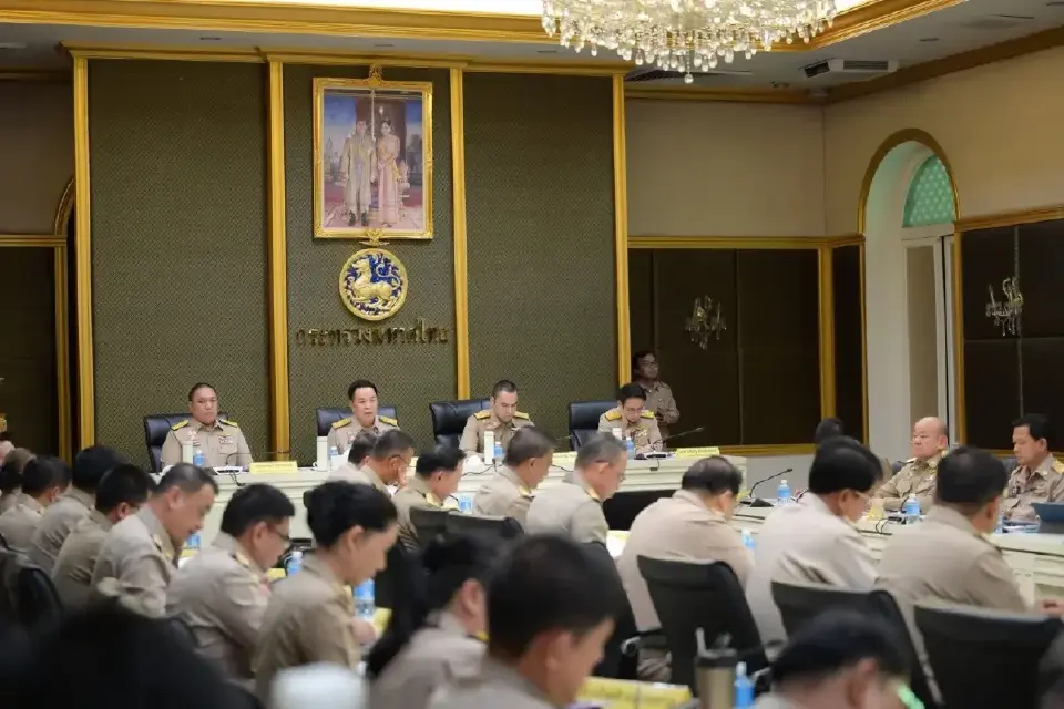 นายอนุทิน ชาญวีรกูล นายกรัฐมนตรีและรมว.มหาดไทย ประธานการประชุมมอบนโยบายแก่ผู้บริหารและข้าราชการมหาดไทยทั่วประเทศ