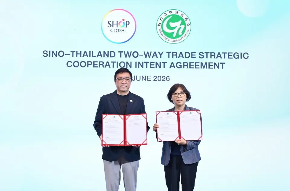 นายสรโชติ อำพันวงษ์ ประธานเจ้าหน้าที่บริหาร บริษัท ช้อป โกลบอล อี-คอมเมิร์ซ จำกัด และ Ms. Xiaolin Yang, President, Sichuan Supplier Chamber of Commerce (SSCC)