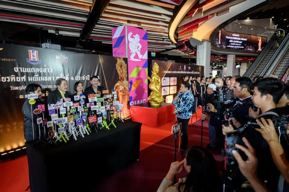 คณะผู้จัดงานและสื่อมวลชนร่วมถ่ายภาพกับถ้วยรางวัลมณีเมขลาอันศักดิ์สิทธิ์ สัญลักษณ์แห่งเกียรติยศวงการบันเทิงไทย #รางวัลมณีเมขลา #EntertainmentAward