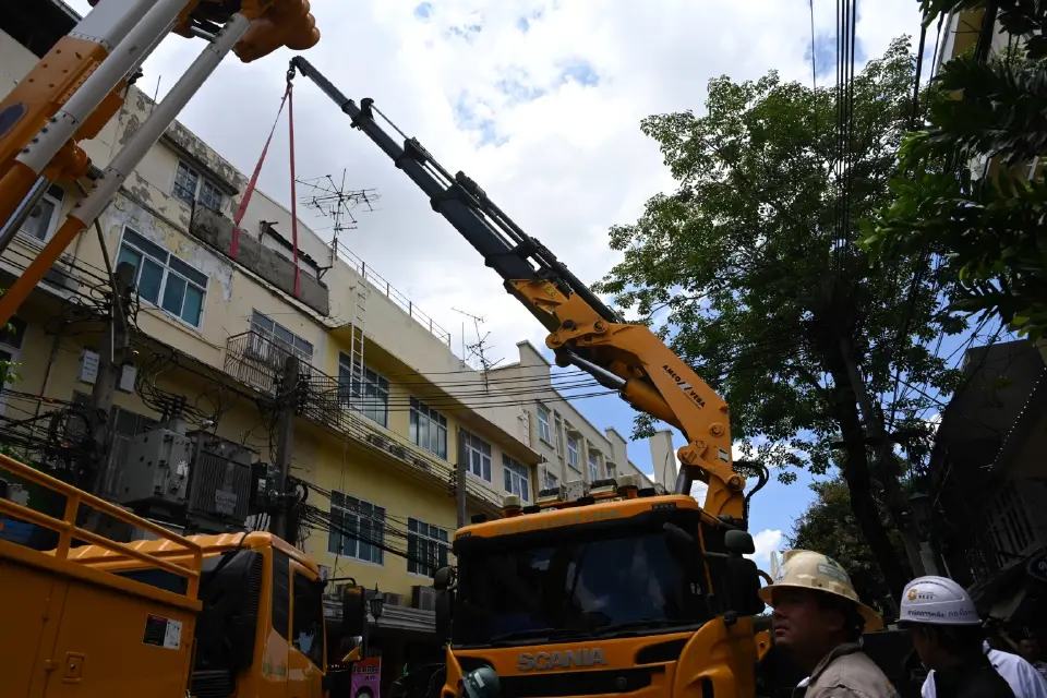 กทม. ตรวจพบก่อนเกิดเหตุ เจออีก ตึกแถวเก่าถนนดินสอเสี่ยง  เร่งจัดการกันสาดเสี่ยงทรุดทันที ปลัด กทม. ย้ำเจ้าของอาคารหมั่นสำรวจรอยร้าว หากพบความเสี่ยงรีบแจ้งตรวจสอบ