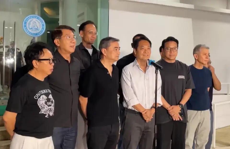 นายอนุชา บูรพชัยศรี ผู้สมัครผู้ว่าฯกทม.พรรคประชาธิปัตย์พร้อมด้วยผู้บริหารพรรคได้แถลงยอมรับความพ่ายแพ้การเลือกตั้ง 