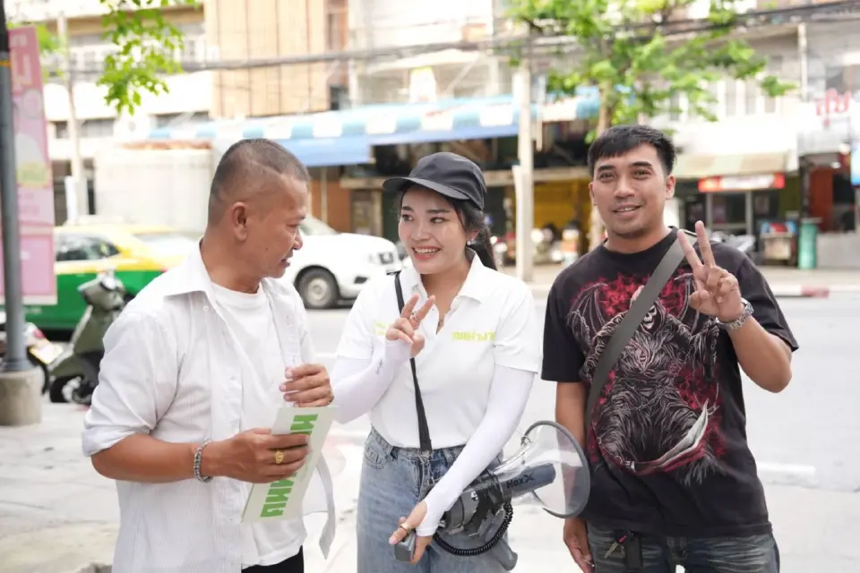 "ไอซ์" หัทกร พูดคุยรับฟังปัญหาชาวบ้านในพื้นที่เขตยานนาวา พร้อมโชว์เลข 2 สื่อถึงความพร้อมเป็นปากเสียงให้ประชาชน