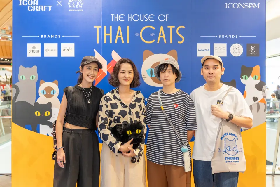 แขกผู้มีเกียรติถ่ายภาพร่วมกัน
