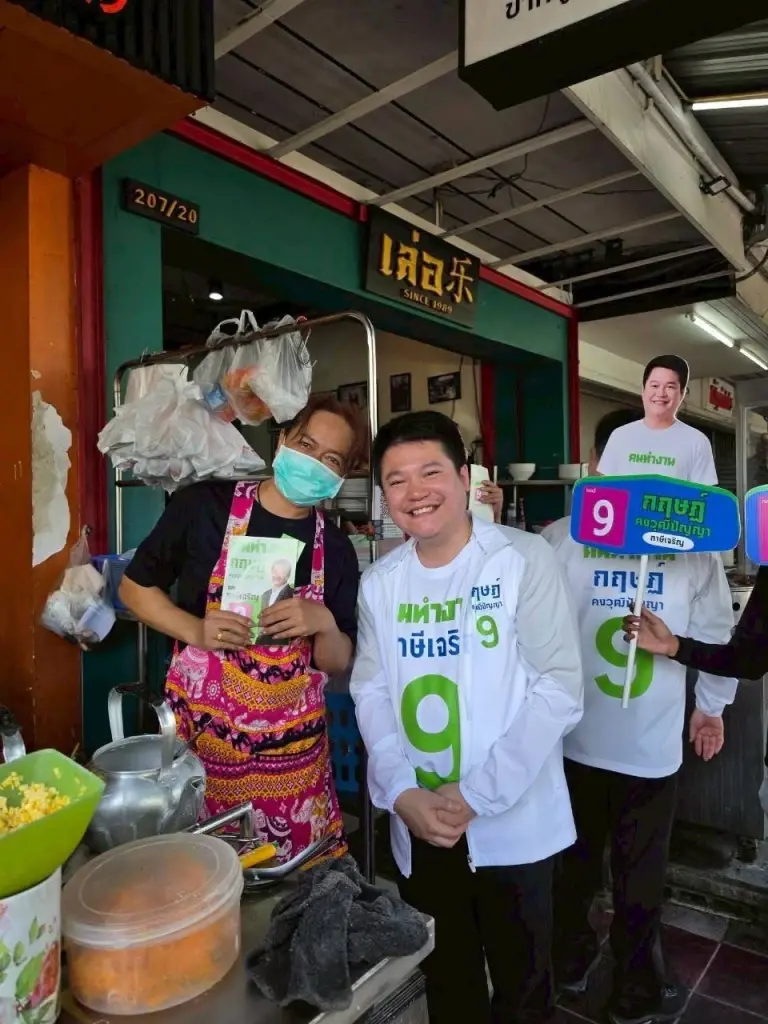 กฤษฏ์ คงวุฒิปัญญา ลงพื้นที่ตลาดชุมชนภาษีเจริญ เชื่อมใจพ่อค้าแม่ค้า ชูนโยบายเศรษฐกิจฐานรากและบริการสาธารณะใกล้บ้าน