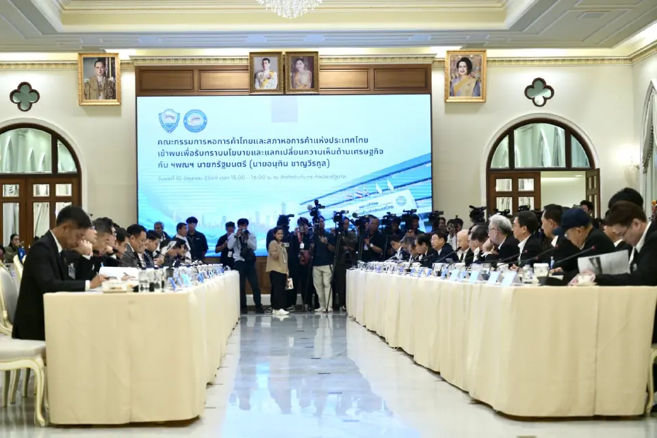 นายพจน์ อร่ามวัฒนานนท์ ประธานกรรมการหอการค้าไทยและสภาหอการค้าแห่งประเทศไทย นำคณะกรรมการหอการค้าไทยและสภาหอการค้าแห่งประเทศไทย เข้าเยี่ยมคารวะนายกรัฐมนตรีและรัฐมนตรีว่าการกระทรวงมหาดไทย เพื่อแลกเปลี่ยนความคิดเห็นในประเด็นเกี่ยวกับเศรษฐกิจและการค้า
