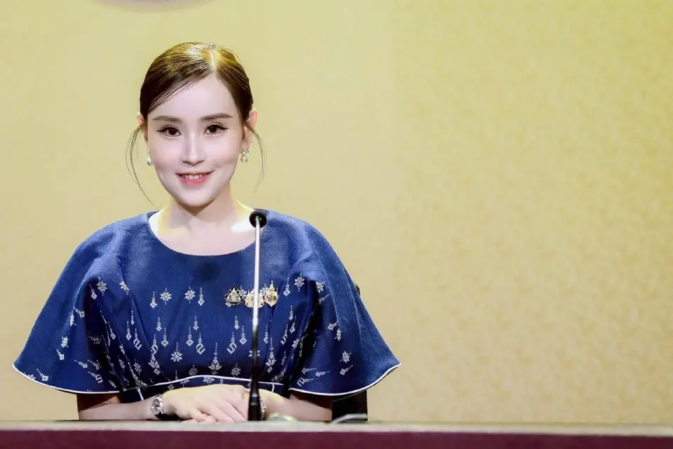 ร้อยเอกหญิง ภัทร์ดารัสมิ์ ทองสลวยกร รองโฆษกประจำสำนักนายกรัฐมนตรี