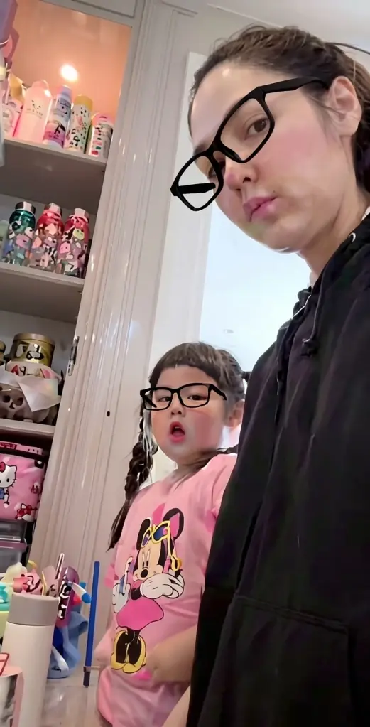 ชมพู่ อารยา และ น้องแอบิเกล ไลฟ์สดในช่อง TikTok 