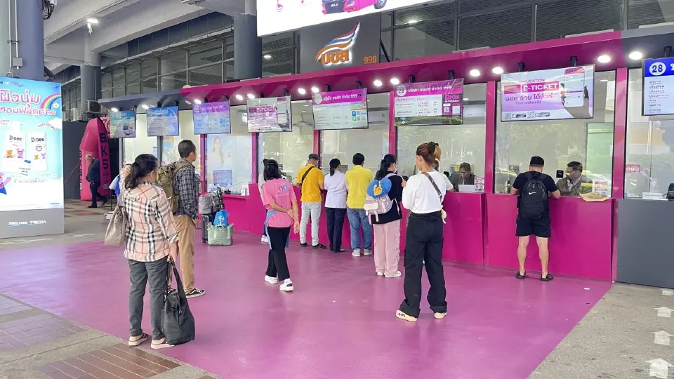 บรรยากาศประชาชนซื้อตั๋วรถโดยสารของบขส.ผ่านช่องจำหน่ายตั๋ว