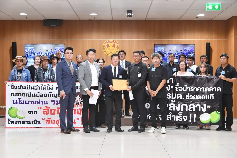 นายคัมภีร์ ทองเปลว ตัวแทนเกษตรกรผู้ปลูกมะพร้าวและผู้ประกอบการรายย่อยจาก 4 จังหวัด และคณะ  ยื่นหนังสือ
