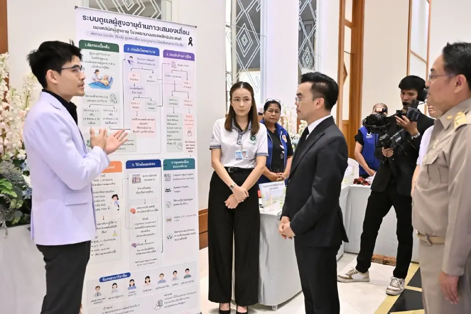 ดร.นพ.สราวุฒิ บุญสุข อธิบดีกรมวิทยาศาสตร์การแพทย์ รับฟังข้อมูลเกี่ยวกับภาวะสมองเสื่อม