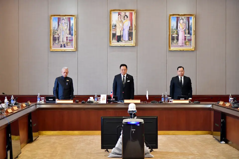 นายกรัฐมนตรี นำคณะรัฐมนตรียืนสงบนิ่งถวายความอาลัย สมเด็จพระเจ้าลูกเธอ เจ้าฟ้าพัชรกิติยาภา นเรนทิราเทพยวดี กรมหลวงราชสาริณีสิริพัชร มหาวัชรราชธิดา