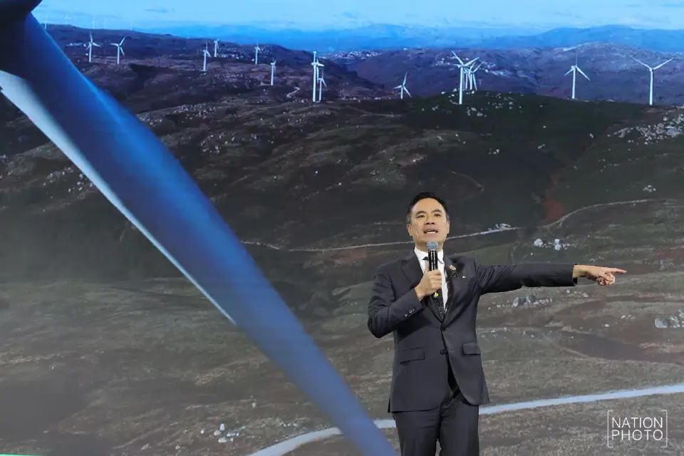 นายเอกนัฏ พร้อมพันธุ์ รมว.พลังงาน ปาฐกถาพิเศษในงาน ROAD TO NET ZERO 2026 เปิดเผยว่าเตรียมเดินหน้าจัดการปัญหาระบบค่าไฟฟ้าที่ประชาชนแบกรับภาระค่าไฟทางสาธารณะ