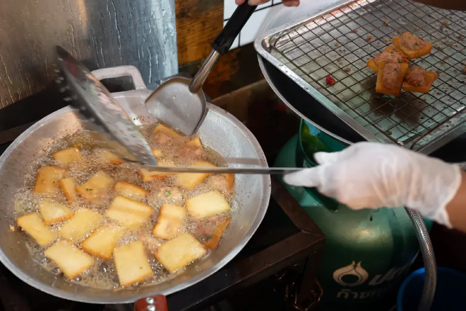 "ขนมปังหน้าหมูทอดกรอบ สูตรต้นตำรับตลาดรังสิต ทำสดใหม่ทุกเช้า"