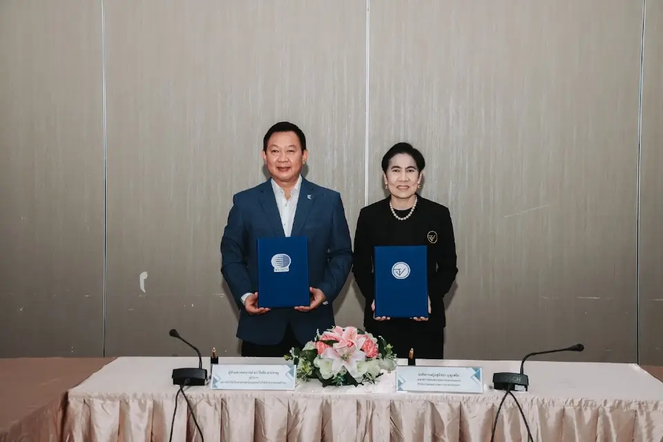 ผู้ช่วยศาสตราจารย์ ดร.วีรชัย อาจหาญ ผู้ว่าการ สถาบันวิจัยวิทยาศาสตร์และเทคโนโลยีแห่งประเทศไทย (วว.) และ เภสัชกรหญิงสุภัทรา บุญเสริม เลขาธิการคณะกรรมการอาหารและยา 