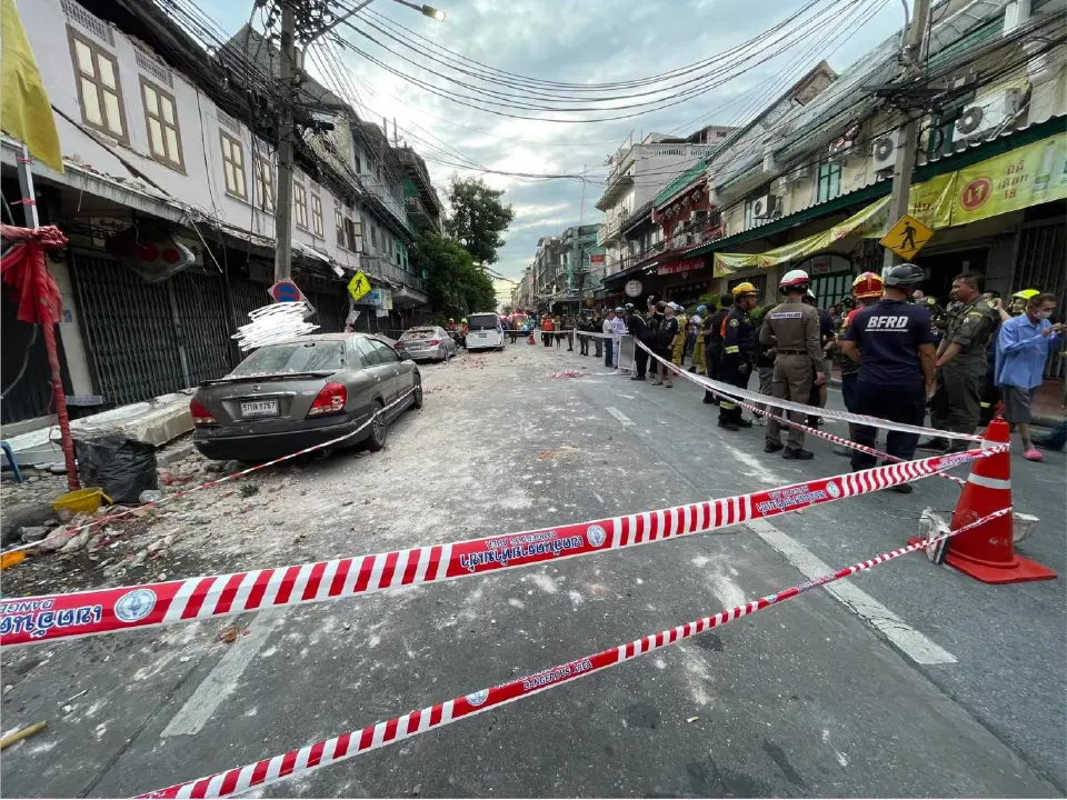 เลี่ยงด่วน! ถนนพระราม 4 มุ่งหน้าแยกหมอมี หลังอาคารทรุดตัว เสียชีวิต 1 ราย