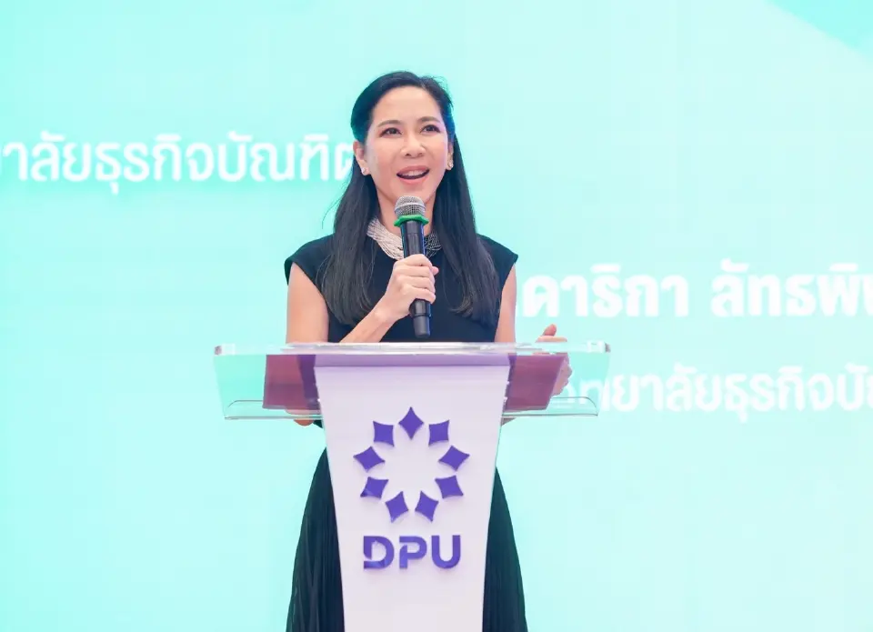 ดร.ดาริกา ลัทธพิพัฒน์ อธิการบดี DPU กล่าวเปิดการประชุมเครือข่ายมหาวิทยาลัยยั่งยืนแห่งประเทศไทย (SUN Thailand) สัญจร ครั้งที่ 1 ประจำปี 2569