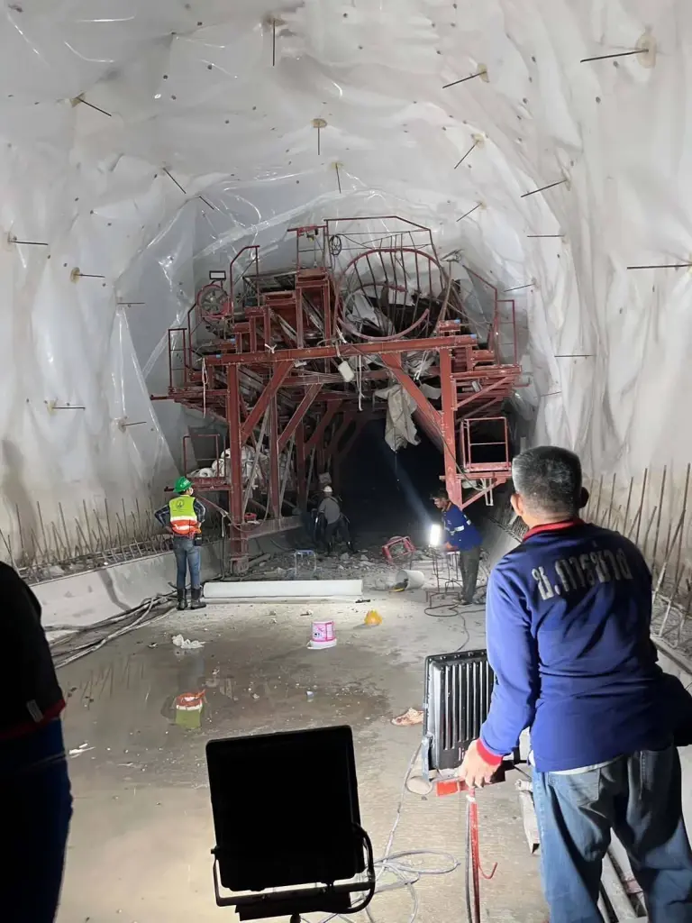 อุบัติเหตุนั่งร้านภายในอุโมงค์รถไฟดอยหลวง จ.เชียงราย ซึ่งเป็นพื้นที่ก่อสร้าง โครงการรถไฟสายใหม่เด่นชัย -เชียงราย- เชียงของ ของการรถไฟแห่งประเทศไทย (รฟท.) ถล่มทับร่างคนงาน