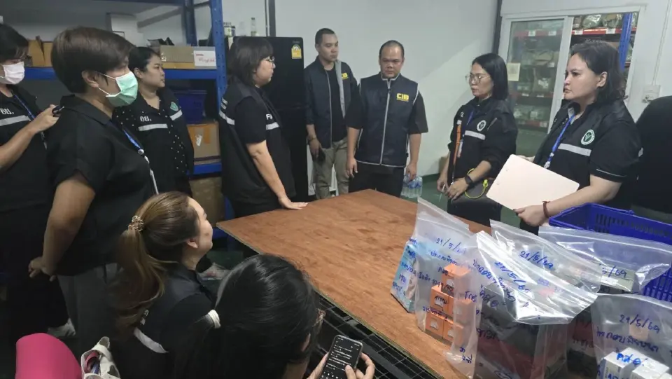เจ้าหน้าที่นำหมายค้นศาลอาญามีนบุรี เข้าตรวจค้นโกดังดังกล่าวและตรวจยึดของกลาง อาหารเสริมแมกนีเซียม สวมเลข อย. ปลอม