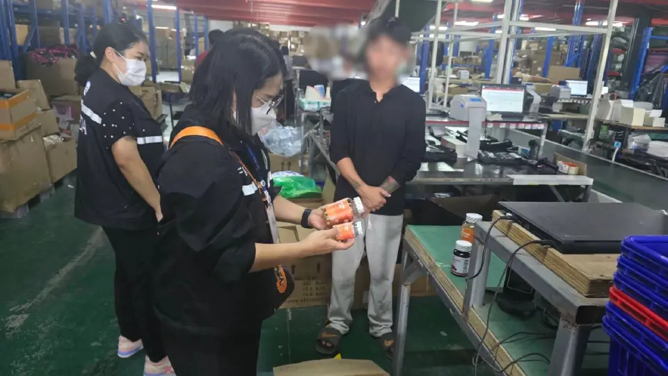 เจ้าหน้าที่นำหมายค้นศาลอาญามีนบุรี เข้าตรวจค้นโกดังดังกล่าวและตรวจยึดของกลาง อาหารเสริมแมกนีเซียม สวมเลข อย. ปลอม