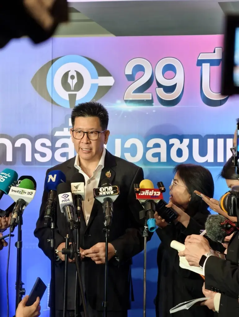 นายเอกนิติ นิติทัณฑ์ประภาศ รองนายกรัฐมนตรีและรัฐมนตรีว่าการกระทรวงการคลัง ให้สัมภาษณ์สื่อมวลชน