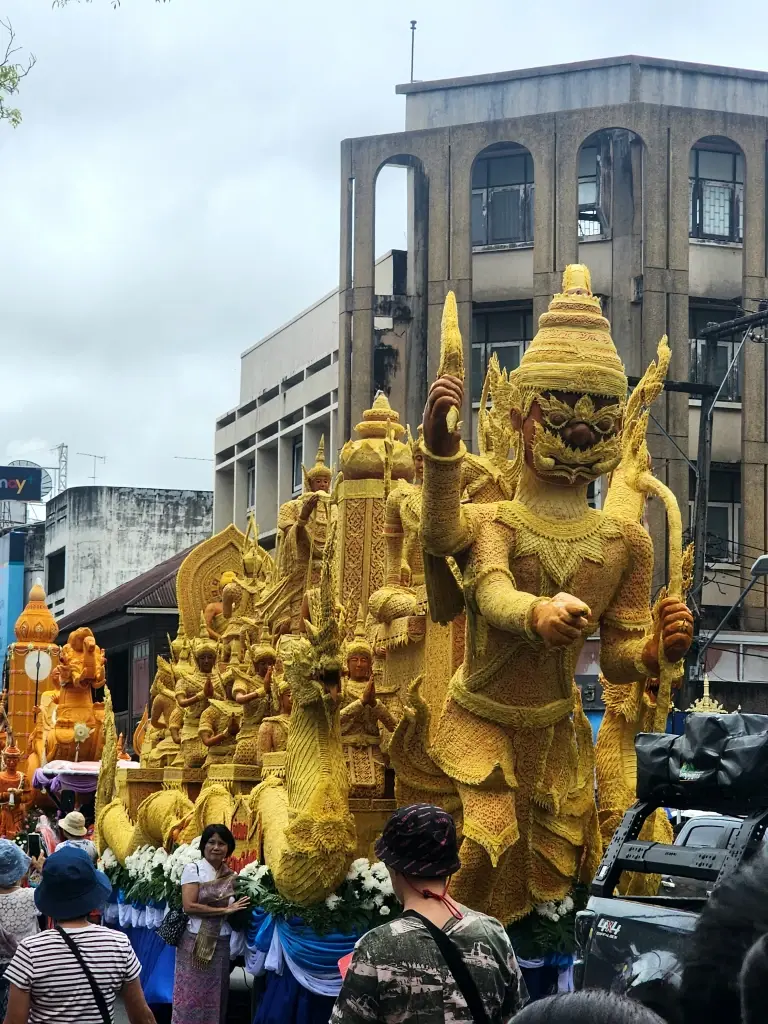 เริ่มแล้ว ประเพณีแห่เทียนพรรษาอุบลราชธานี 2569 อลังการขบวนต้นเทียนสุดวิจิตร