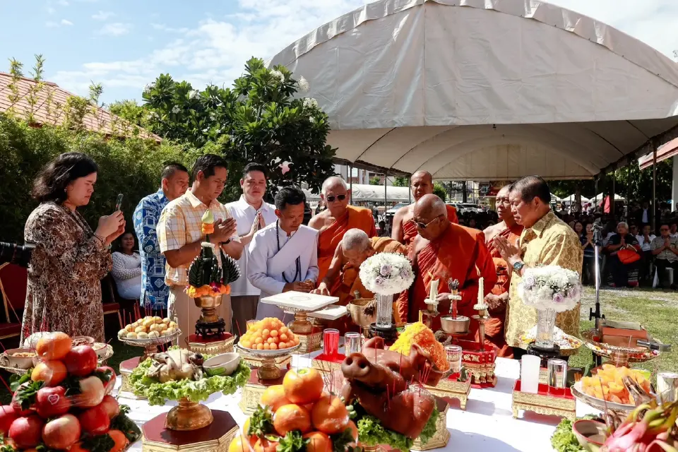 นายนิพนธ์ บุญญามณี พร้อมครอบครัวบุญญามณีจัดพิธีวางศิลาฤกษ์อาคารบุญญามณี ถวายวัดไทรงาม จ.สงขลา
