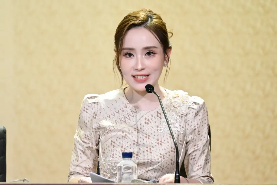 ร้อยเอกหญิง ภัทร์ดารัสมิ์ ทองสลวยกร รองโฆษกประจำสำนักนายกรัฐมนตรี 