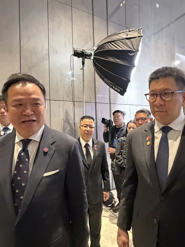 อนุทิน ชาญวีรกูล นาบกรัฐมนตรี
