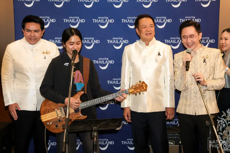 เนเน่ รอยัล ศิลปินเยาวชนชาวไทย พบ นายอนุทิน ชาญวีรกูล นายกรัฐมนตรีและรมว.มหาดไทย ที่ทำเนียบรัฐบาล 