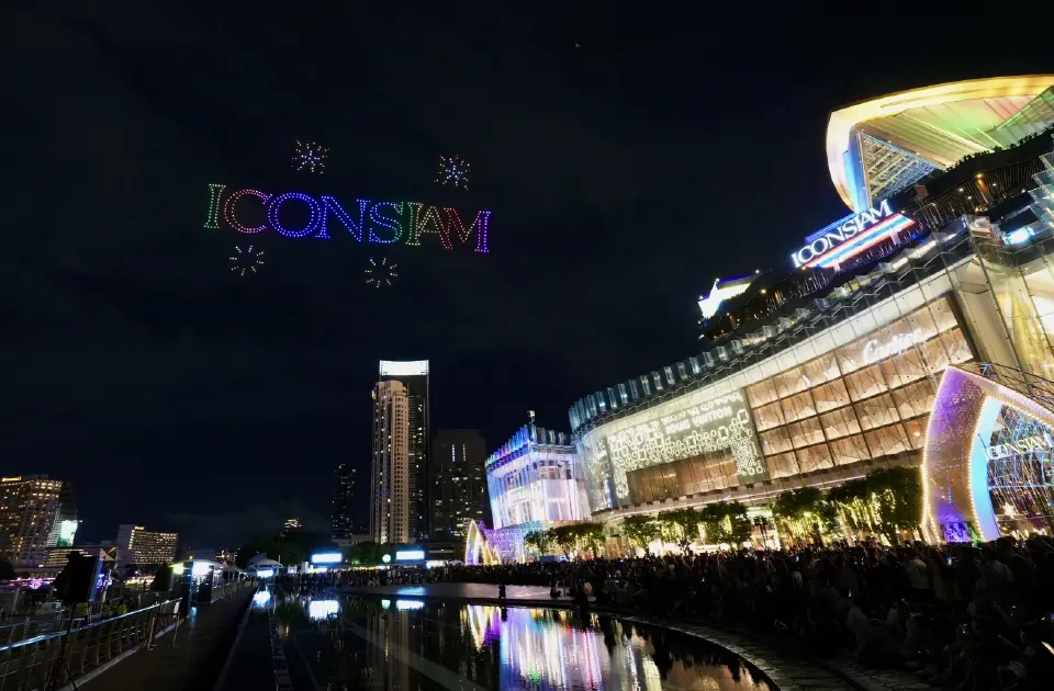 “ไอคอนสยาม” ปิดฉาก Pride Month  สร้างปรากฏการณ์การแสดงโดรนและพลุสีรุ้ง 
