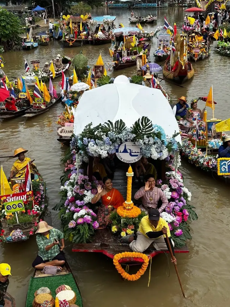 ประเพณีแห่เทียนพรรษาทางน้ำที่ลาดชะโด 