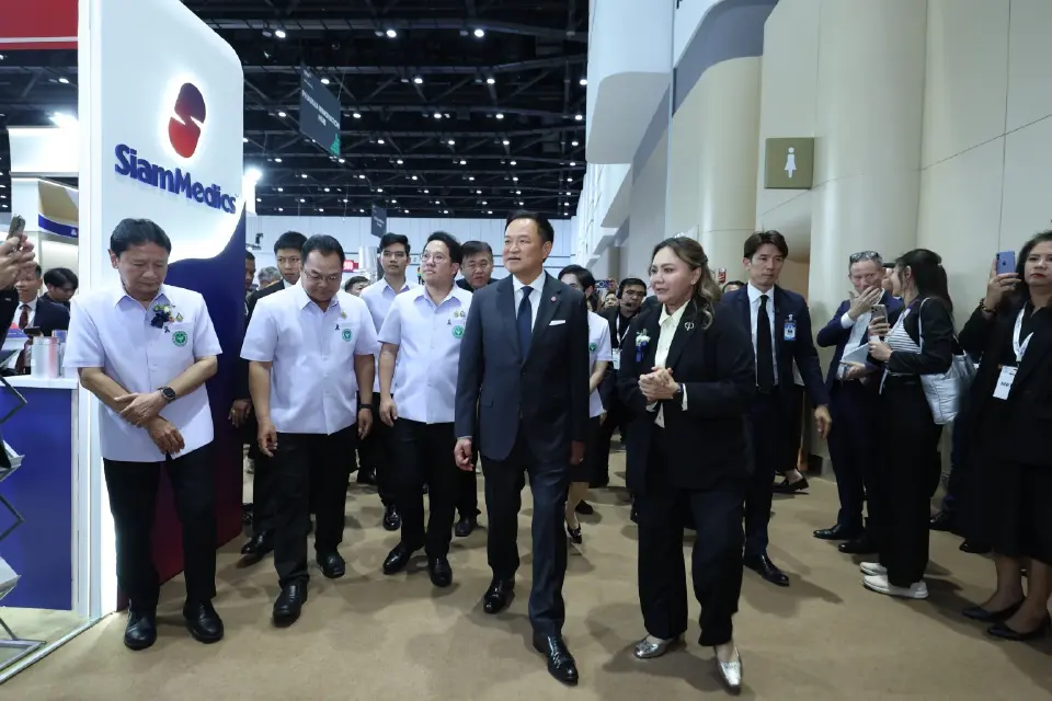 นายอนุทิน ชาญวีรกูล นายกรัฐมนตรี พร้อมคณะเดินชมภายในงาน International Healthcare Week 2026 