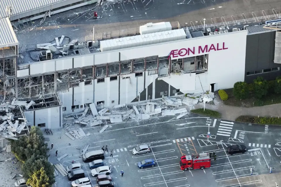 สภาพความเสียหายของห้างเอออนมอลล์ (Aeon Mall) จังหวัดคุมาโมโตะ หลังเกิดแผ่นดินไหวขนาด 7.1 และแรงระเบิดถล่มอาคาร ทำให้โครงสร้างพังทลาย เศษซากกระจายเกลื่อนลานจอดรถ เจ้าหน้าที่ดับเพลิงเร่งเข้าควบคุมสถานการณ์ทันที (ภาพรอยเตอร์)