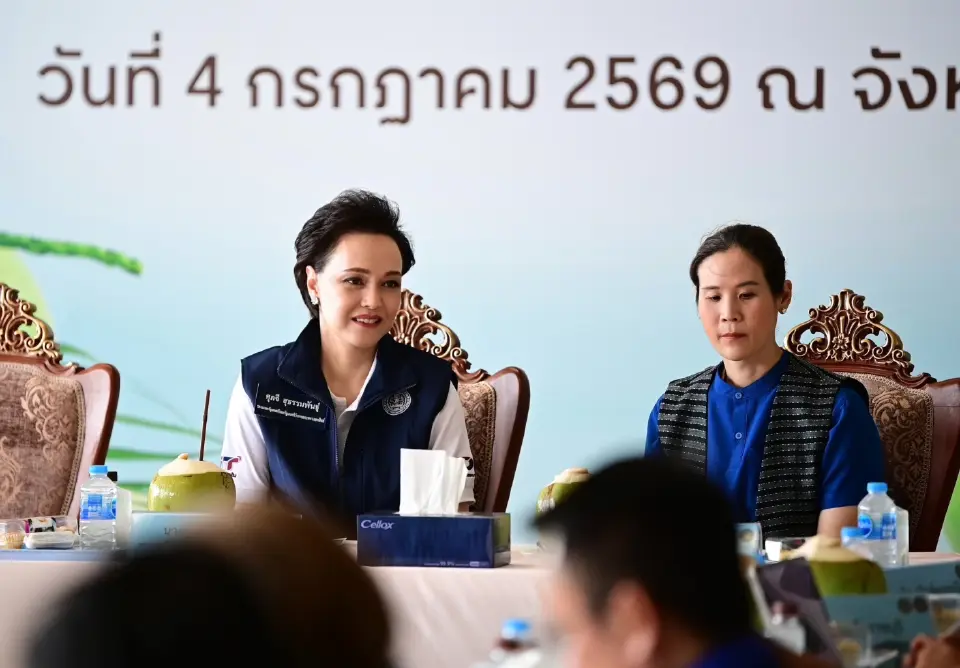 นางศุภจี สุธรรมพันธุ์ รองนายกรัฐมนตรีและรัฐมนตรีว่าการกระทรวงพาณิชย์ ลงพื้นที่ติดตามความก้าวหน้าการดำเนินงาน “ล้งชุมชนมะพร้าวน้ำหอม” ณ วิสาหกิจชุมชนตลาดกลางมะพร้าวน้ำหอมไทย (