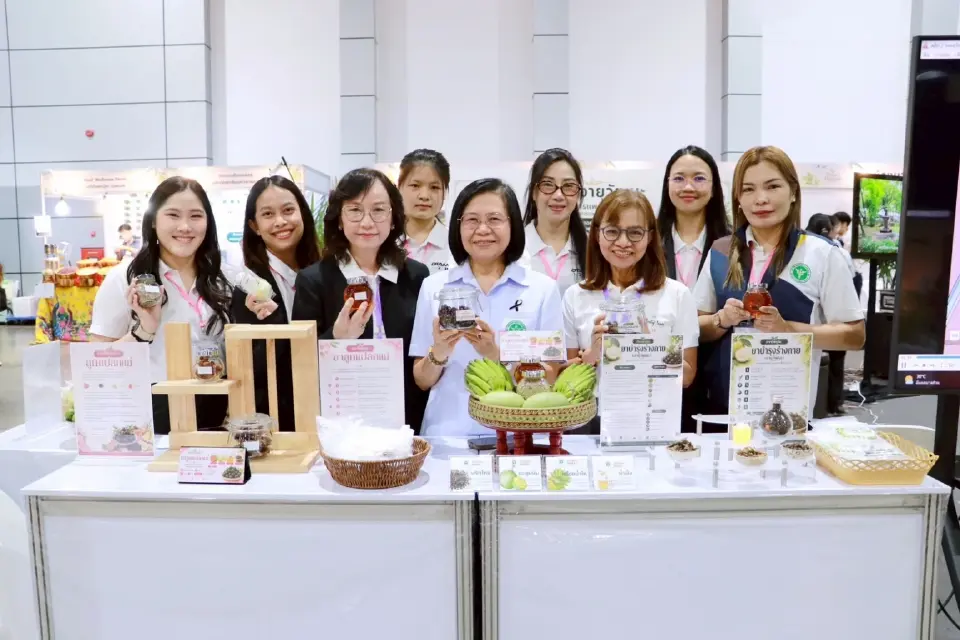 ดร.รัชนี จันทรเกษ ผู้อำนวยการสถาบันการแพทย์แผนไทย พร้อมทีมงาน ณ บูธคลินิกอายุวัฒนะ มหกรรมสมุนไพรแห่งชาติ ครั้งที่ 23 ฮอลล์ 11–12 อิมแพ็ค เมืองทองธานี